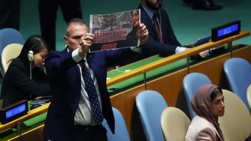 السفير الإسرائيلي لدى الأمم المتحدة جلعاد إردان يحمل لافتة ضد إيران في الأمم المتحدة - غيتي