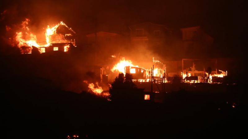 دُمّرت بين ثلاثة آلاف وستة آلاف منزل بسبب الحريق في غابات تشيلي المفتعل- غيتي