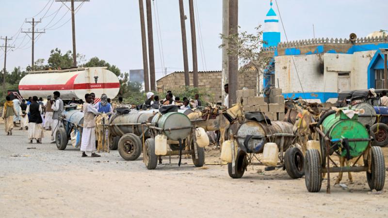 ينقل سكان بورتسودان المياه بطريقة بدائية