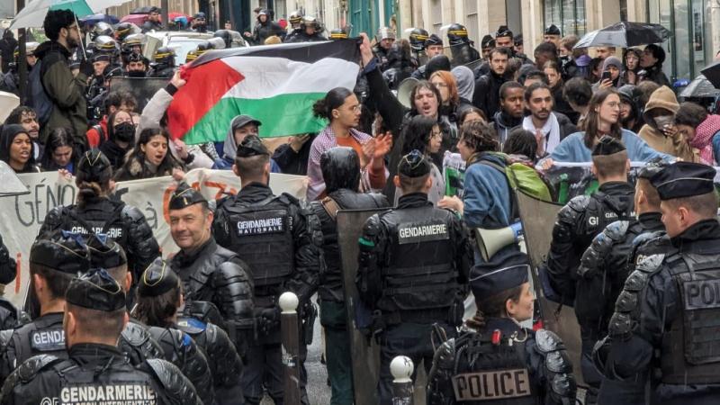 طلاب متضامنون مع قطاع غزة أمام مبنى المدرسة العاديّة العليا في باريس