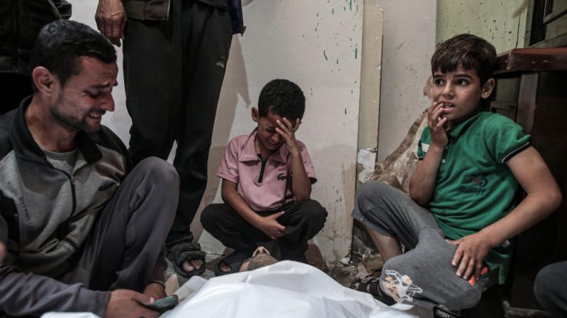 استشهد 10 أطفال جراء قصف الاحتلال منزلا في رفح