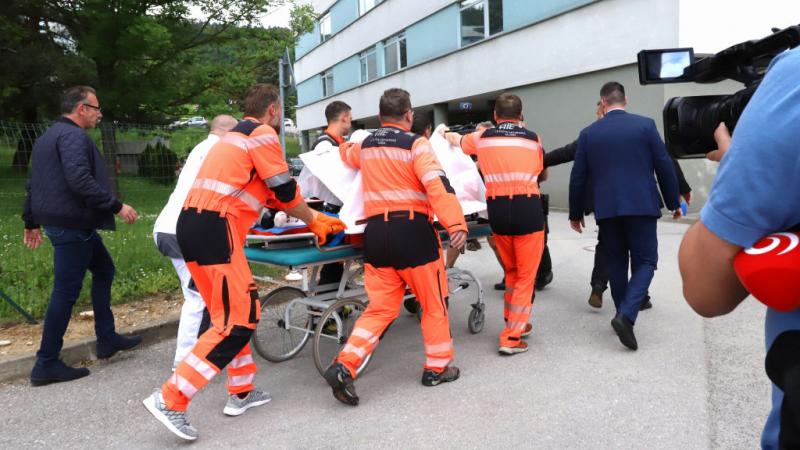 خلال نقل فيكو إلى المستشفى بعد تعرضه لمحاولة اغتيال 