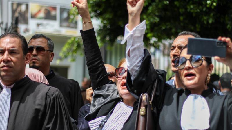  تجمع صحفيون تونسيون قرب المحكمة بتونس العاصمة للاحتجاج على المحاكمة - غيتي