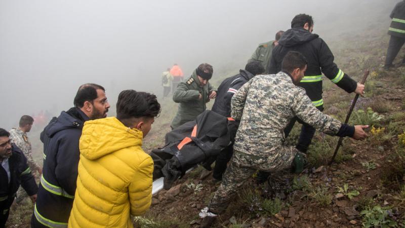 تحطمت المروحية الأحد على سفح جبل في شمال إيران وسط ضباب كثيف