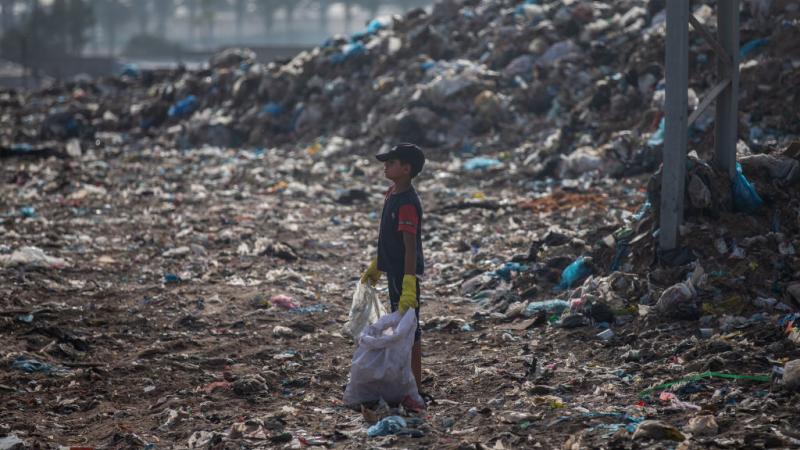 تتراكم النفايات في غزة وسط تلوث لمياه الصرف الصحي