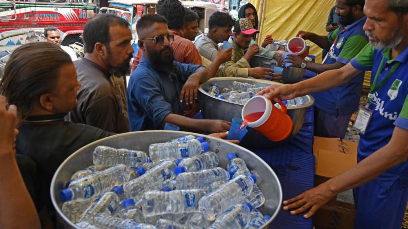 تقدم المخيمات في باكستان المساعدة للمواطنين على تخطي موجة الحر