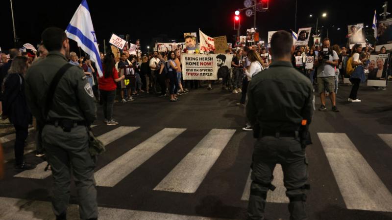 تتزايد ضغوطات الشارع الإسرائيلي على نتنياهو بعد إعلان مقتل محتجزين له في غزة