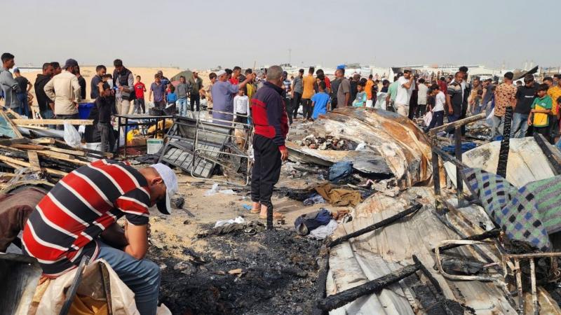 الغارة الإسرائيلية أدت لنشوب حريق في "مخيم السلام الكويتي" الواقع في حي تل السلطان في رفح - غيتي
