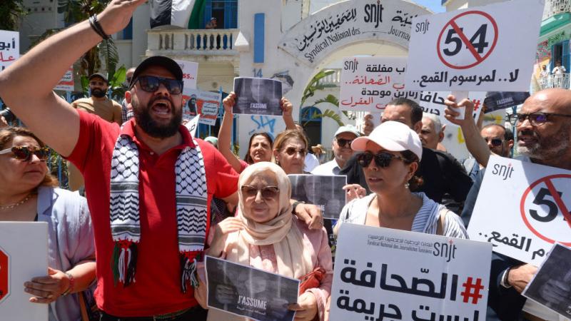 رفع المتظاهرون لافتات كتب عليها "الصحافة ليست جريمة" - غيتي