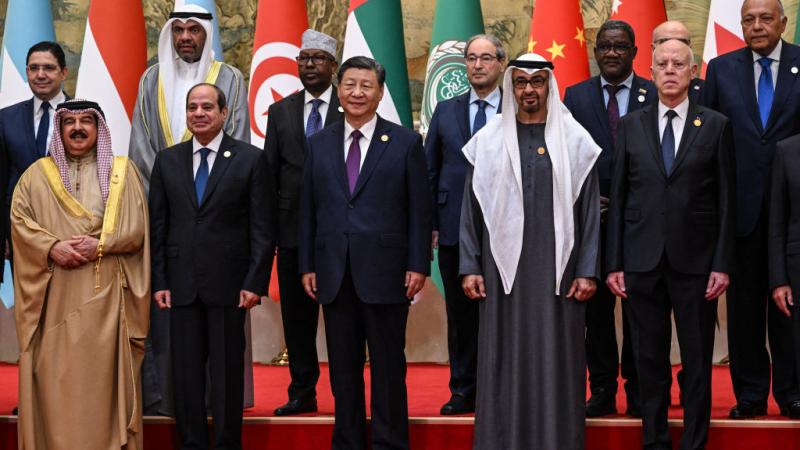 الرئيس الصيني شي جينبينغ متوسطا القادة العرب