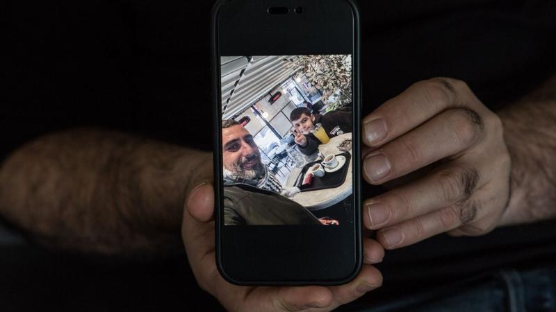 يقيم الطفل الفلسطيني محمد شاهين راهنًا في منزل عمه في الدنمارك - وول ستريت جورنال