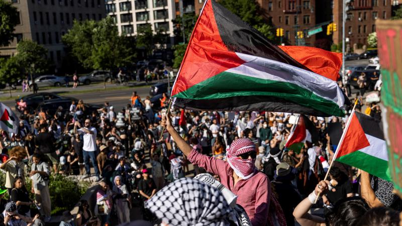 متظاهرون داعمون لفلسطين يحتجون بمتحف بروكلين في نيويورك - رويترز
