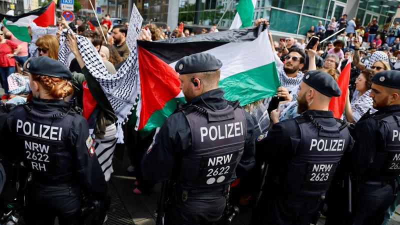 تبنت الحكومة الألمانية مشروع قانون لتسهيل طرد اللاجئين الداعمين لفلسطين - رويترز