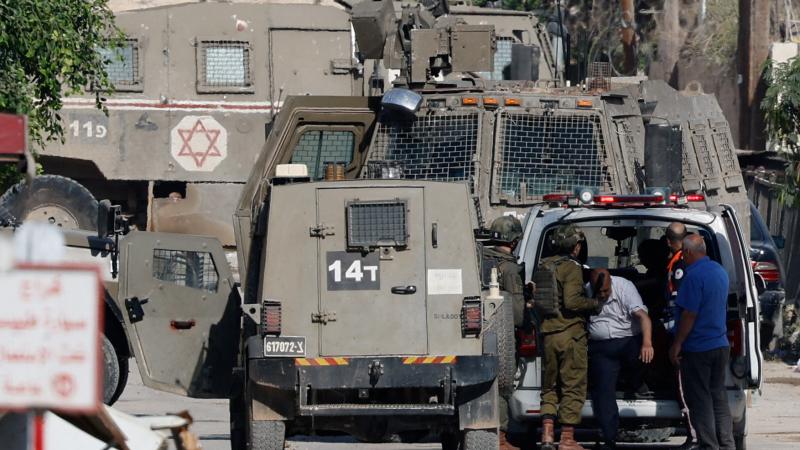 يصعّد الجيش الإسرائيلي من اقتحاماته المتكررة للمدن والبلدات في الضفة بالتزامن مع عدوانه المستمر على غزة - رويترز