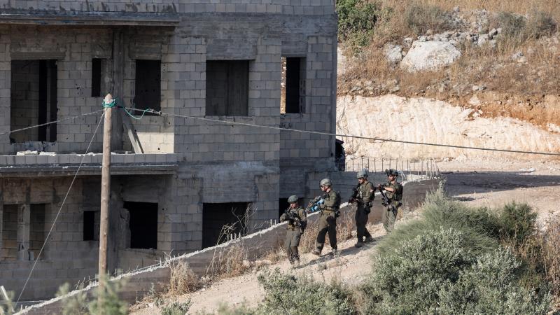 قوات الاحتلال الإسرائيلي تنفذ اقتحامات واعتقالات في الضفة - رويترز