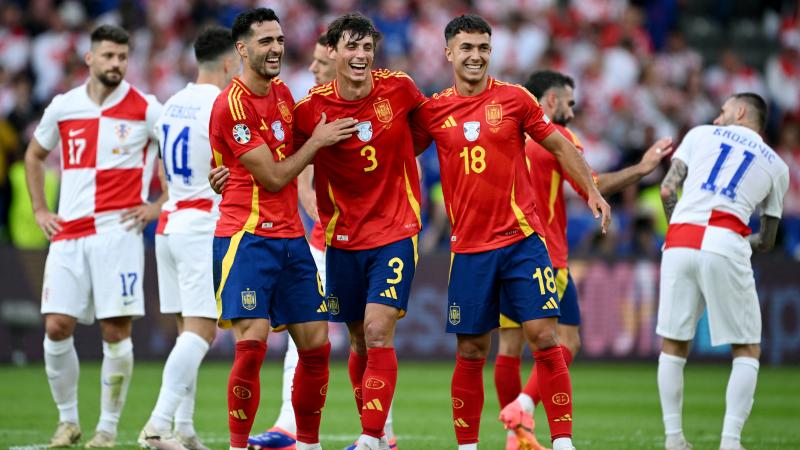 حقق منتخب إسبانيا فوزه الأول في البطولة على كرواتيا بثلاثية نظيفة - رويترز