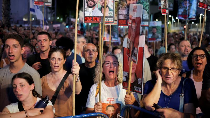 خرجت مظاهرات في مدن إسرائيلية تطالب بعقد صفقة تبادل أسرى فورًا - رويترز