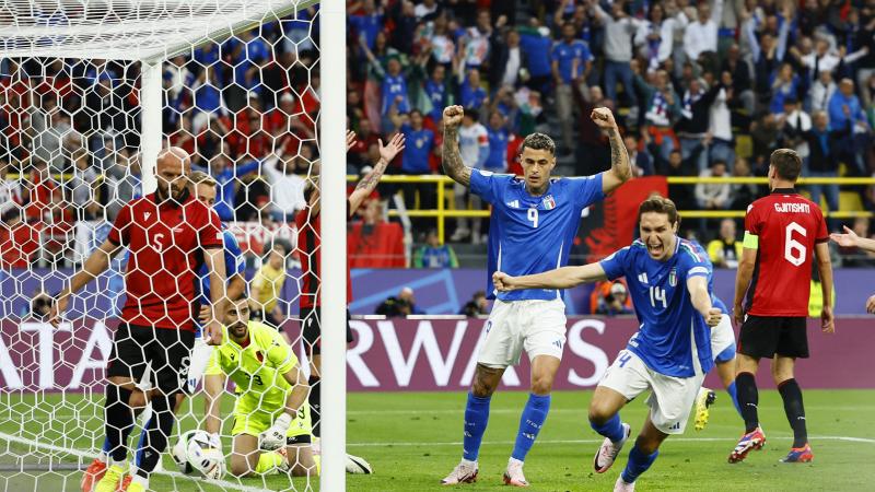 فرحة إيطاليا بهدف اللاعب باستوني في شباك ألبانيا