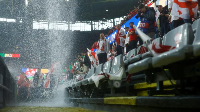 مياه أمطار تجتاح أسقف الملاعب على رؤوس الجماهير في بطولة يورو 2024 بألمانيا