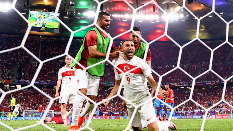 لاعب تركيا جينك توسون محتفلا بهدف التأهل أمام تشيكيا