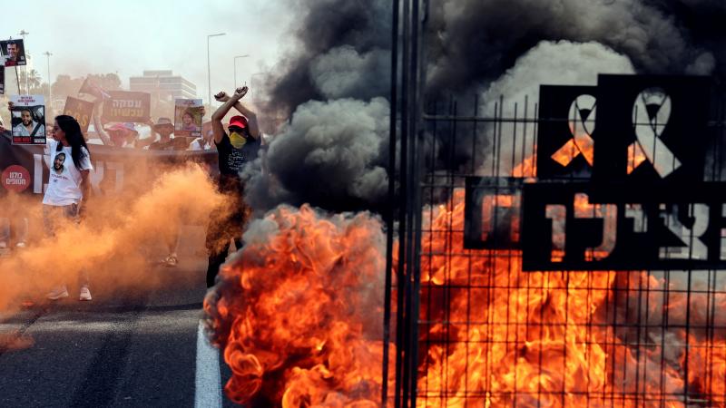 أغلق متظاهرون محتجون على حكومة نتنياهو الطريق الأساسي بين تل أبيب وحيف
