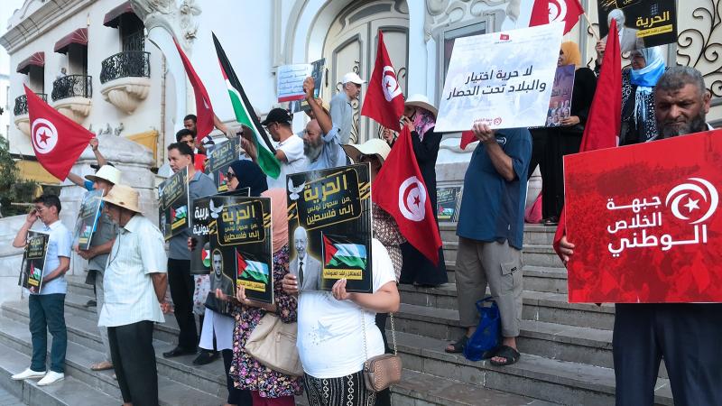 وقفة تضامنية لجبهة الخلاص الوطني لمساندة المعتقلين السياسيين في تونس