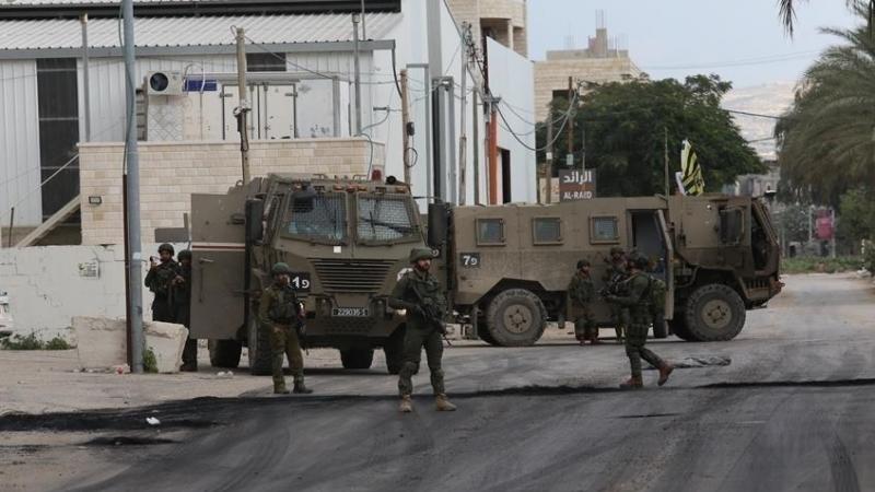 اقتحمت قوات الاحتلال مدينة قلقيلية وسيّرت مركباتها العسكرية في شوارعها- الأناضول