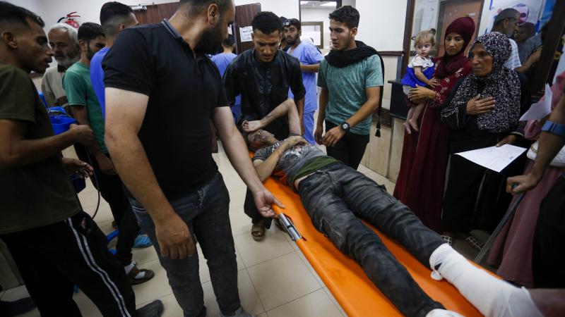 يؤكد الباحث السياسي إياد القرا أن إعلان جيش الاحتلال وقفًا مؤقتًا لعملياته العسكرية لم يحدث أي تغيير حقيقي في الميدان في غزة - الأناضول