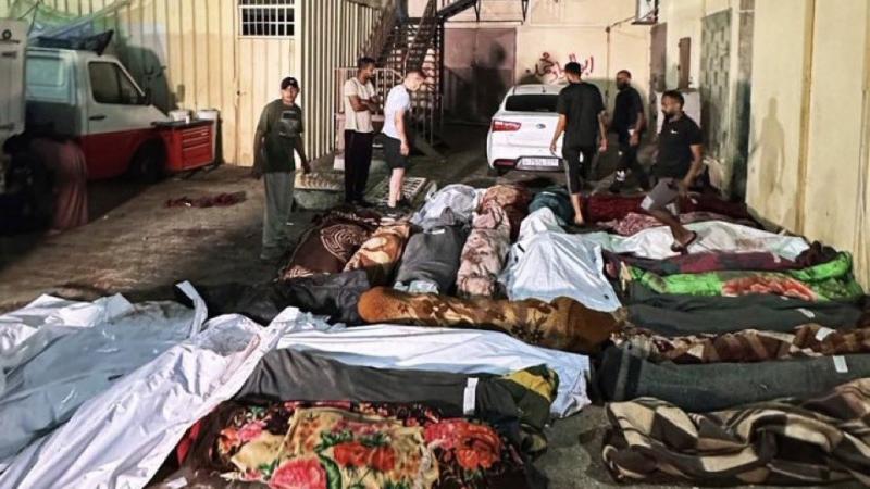 تكدس جثث شهداء المجزرة أمام مستشفى عودة في غزة