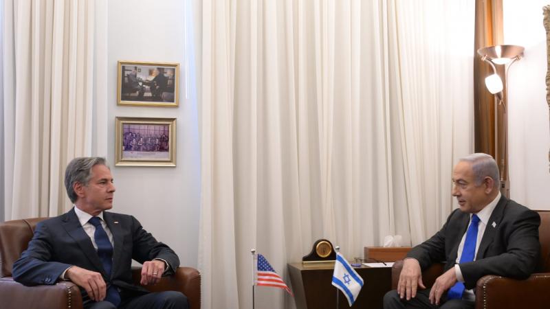 وزير الخارجية الأميركي أنتوني بلينكن خلال لقائه بنيامين نتنياهو