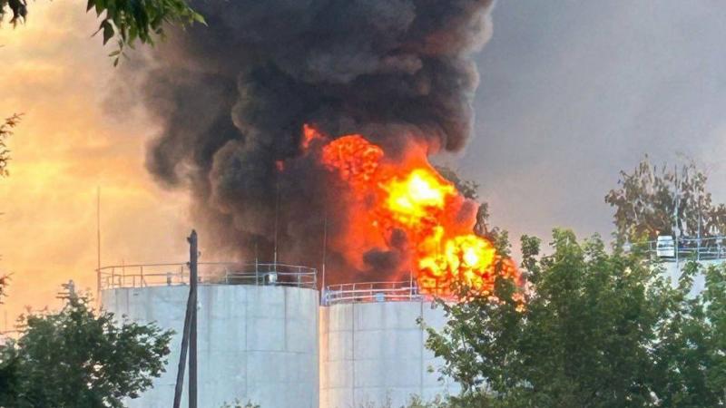 النيران تندلع من مخزن الوقود في منطقة تامبوف الروسية