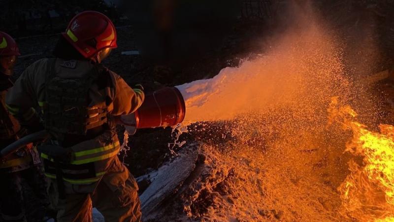 رجل إطفاء أوكراني يحاول إخماد النيران في منشأة ليوكرينيرغو  بمنطقة زابوريجيا