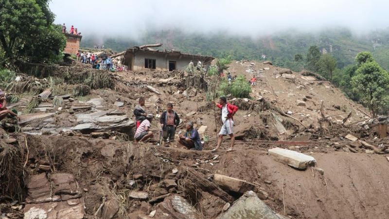 يقتل المئات أو يفقدون بسبب الأمطار التي تتسبب في سيول وفيضانات في نيبال