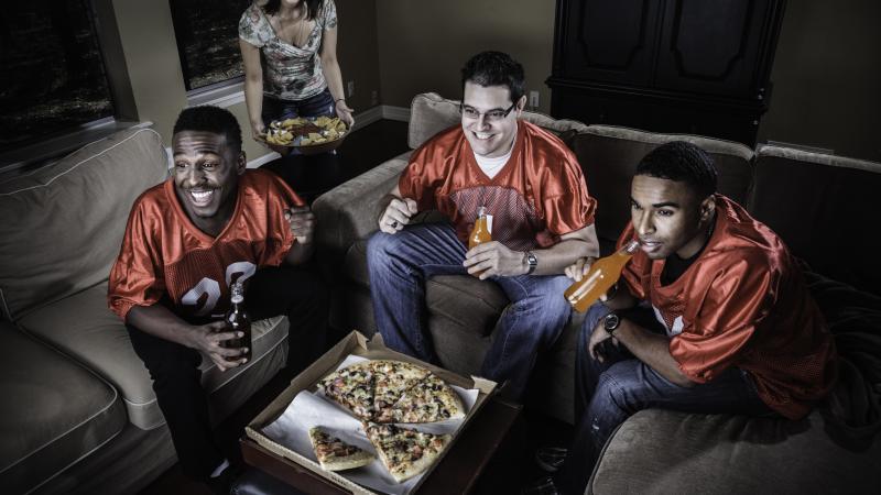 تؤثر مشاهدة المباريات الرياضية على الشاشة على كمية الأطعمة التي نتناولها - غيتي