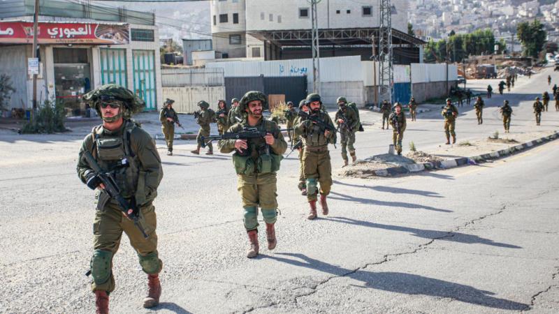 وسع الجيش الإسرائيلي عمليته بالضفة بالتزامن مع حربه على غزة