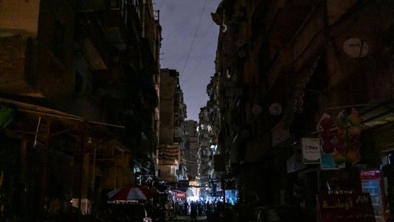 امتد انقطاع الكهرباء في مصر إلى ثلاث ساعات ووصل إلى ست ساعات يوميًا في بعض المناطق