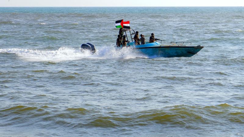 يشن الحوثيون في اليمن عشرات الهجمات بالصواريخ والمسيّرات على سفن تجارية في البحر الأحمر تضامنًا مع غزة