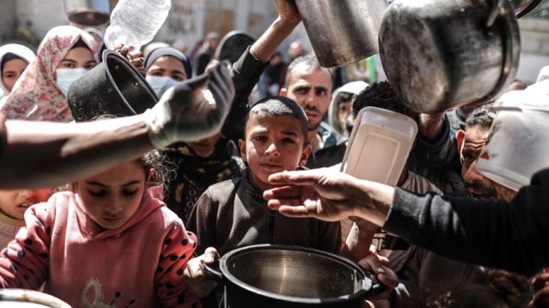 يواصل الاحتلال إغلاق معبر رفح وسط تحذيرات من تفاقم الوضع الإنساني بسبب عدم تدفق الإمدادات المنقذة للحياة - غيتي