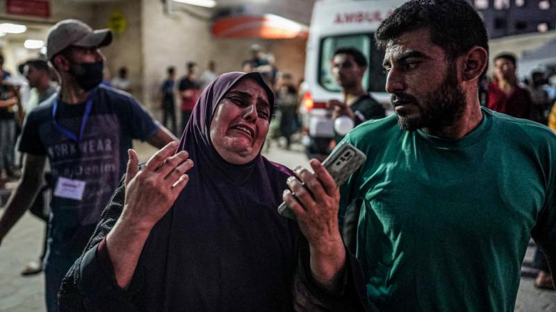 فلسطينية تقف خارج مستشفى شهداء الأقصى في دير البلح بعد القصف الإسرائيلي على البريج