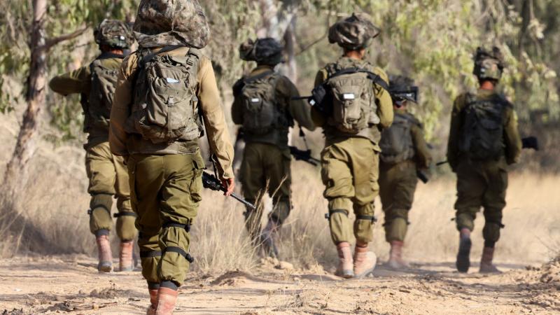 ذكرت هيئة البث الإسرائيلية بأن الجنود تعرضوا لإطلاق قذائف هاون - غيتي
