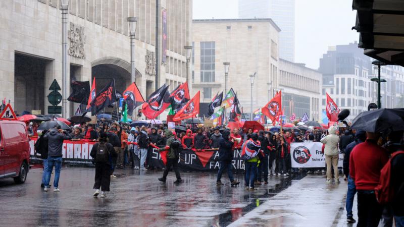 سار المتظاهرون في شوارع العاصمة البلجيكية تلبية لدعوة من "التنسيقية البلجيكية المناهضة للفاشية" - غيتي