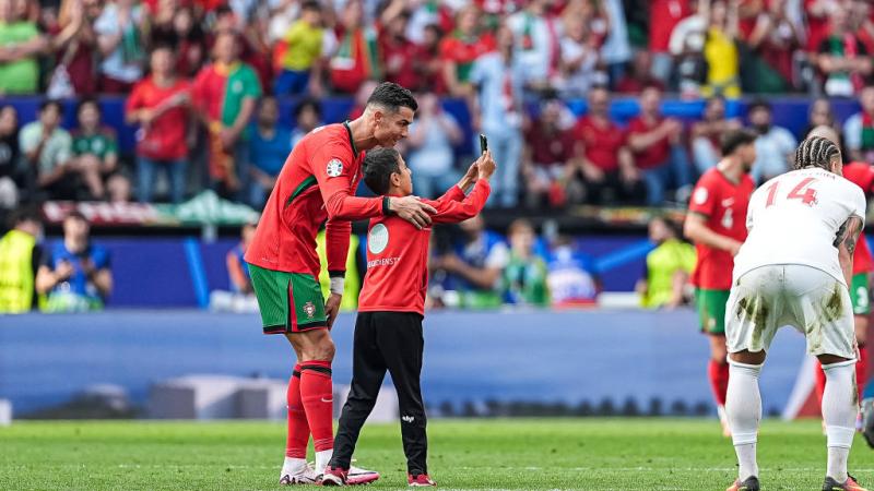 خطف طفل الأنظار في مباراة البرتغال وتركيا حين تمكن من التقاط سيلفي مع رونالدو
