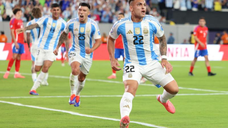 لاعبو الأرجنتين يحتفلون بفوزهم على تشيلي في كوبا أميركا