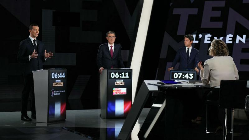 جوردان بارديلا وغابريال أتال وأوليفيه فور خلال المناظرة التلفزيونية حول الانتخابات التشريعية 
