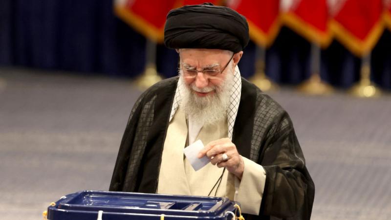 المرشد علي خامنئي يدلي بصوته في الانتخابات الإيرانية صباح اليوم