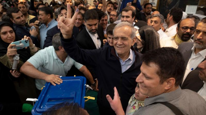 تشير النتائج الأولية إلى تقدم المرشح الإصلاحي مسعود بزشكيان