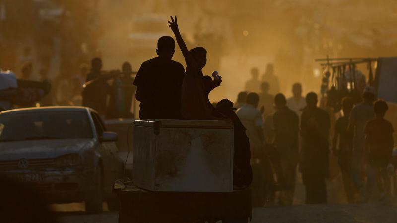 نزح مئات الفلسطينيين من مناطق شرق مدينة خانيونس إلى منطقة المواصي
