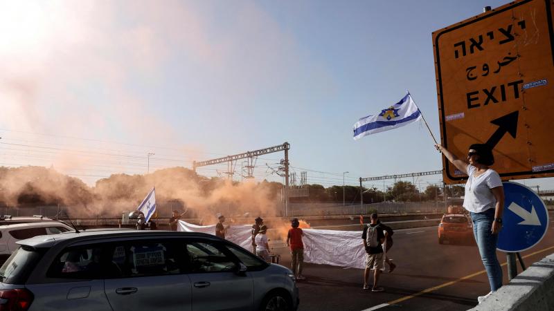  متظاهرون إسرائيليون ضد الحكومة يغلقون شارعًا مركزيًا في تل أبيب - رويترز