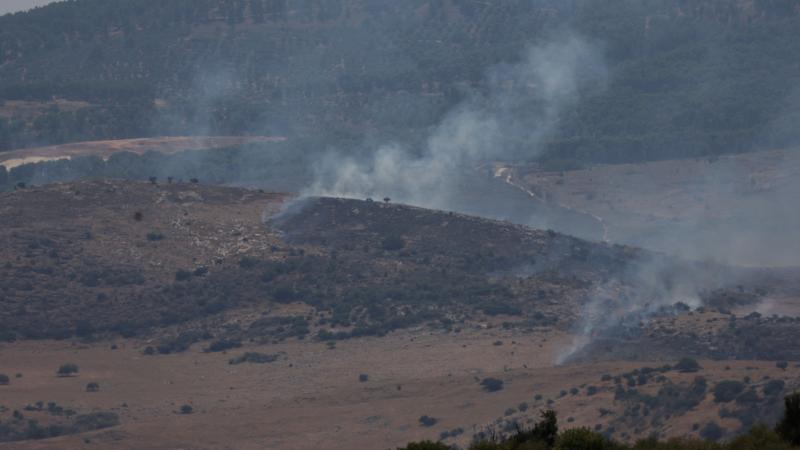 أعمدة الدخان تتصاعد على جانبي الحدود بسبب قصف الاحتلال وهجمات "حزب الله" - رويترز