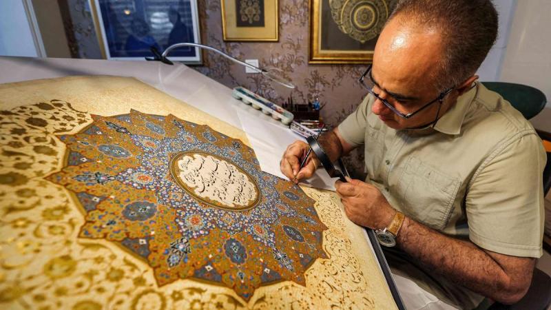 يستخدم محمد حسين أقاميري أصباغًا طبيعية بالإضافة إلى الكثير من الذهب الخالص المستورد من الصين